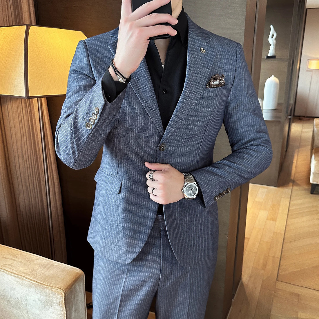 The new autumn and winter two-button suit set for business, casual and slimming men is fashionable, cool and versatile