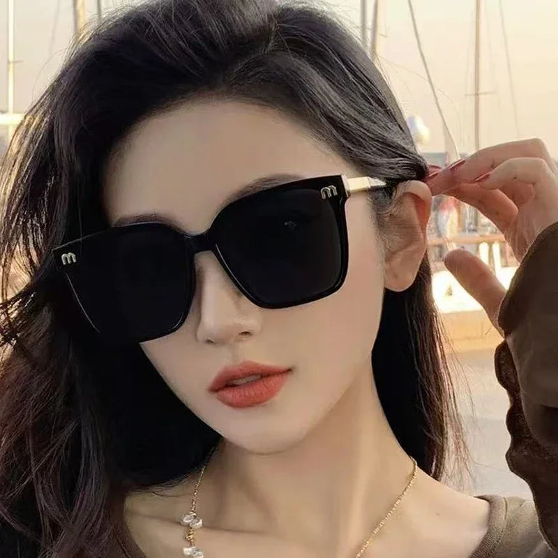 2025 Fashion Brand Luxury Designer Sunglasses Women Square Letter Mirror Summer Shades Glasses Trendy Vintage Travel Sunglasses