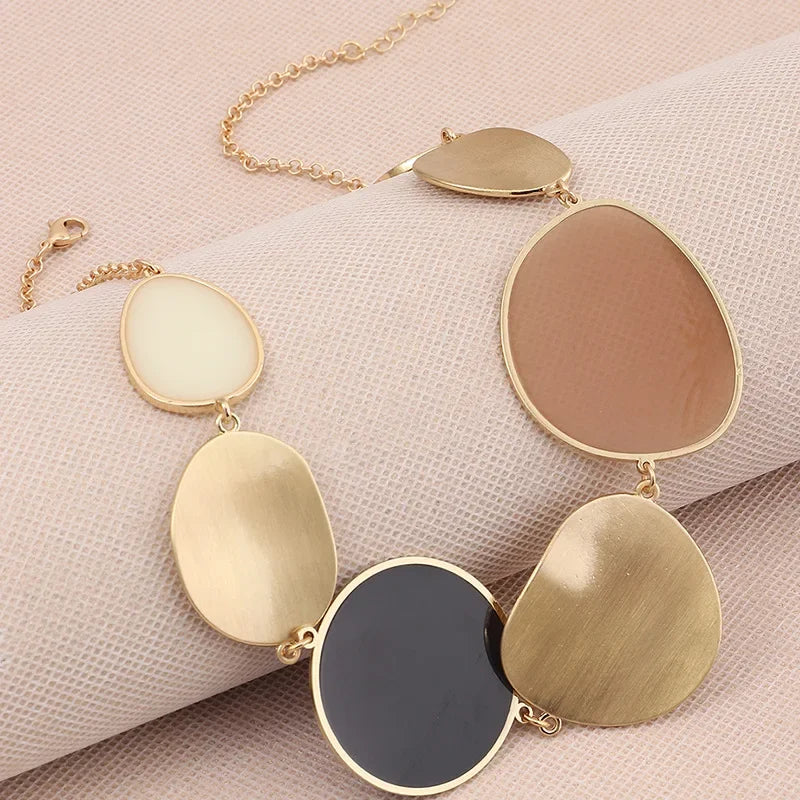 Vintage Exaggerated Round Pendant Choker Necklaces for Women Boho Golden Chains Big Wafer Dangle Statement Necklace Fine Jewelry