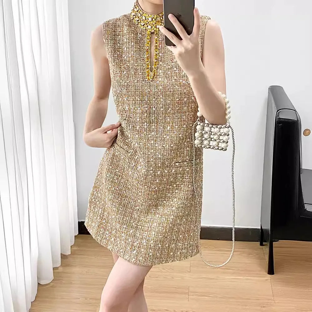 2024 Frühlings Sommer Tweed Mini Kleid Frauen schwere Industrie Perlen Luxusstand Halsband Diamanten hohl aus kurzer Vestidos F286