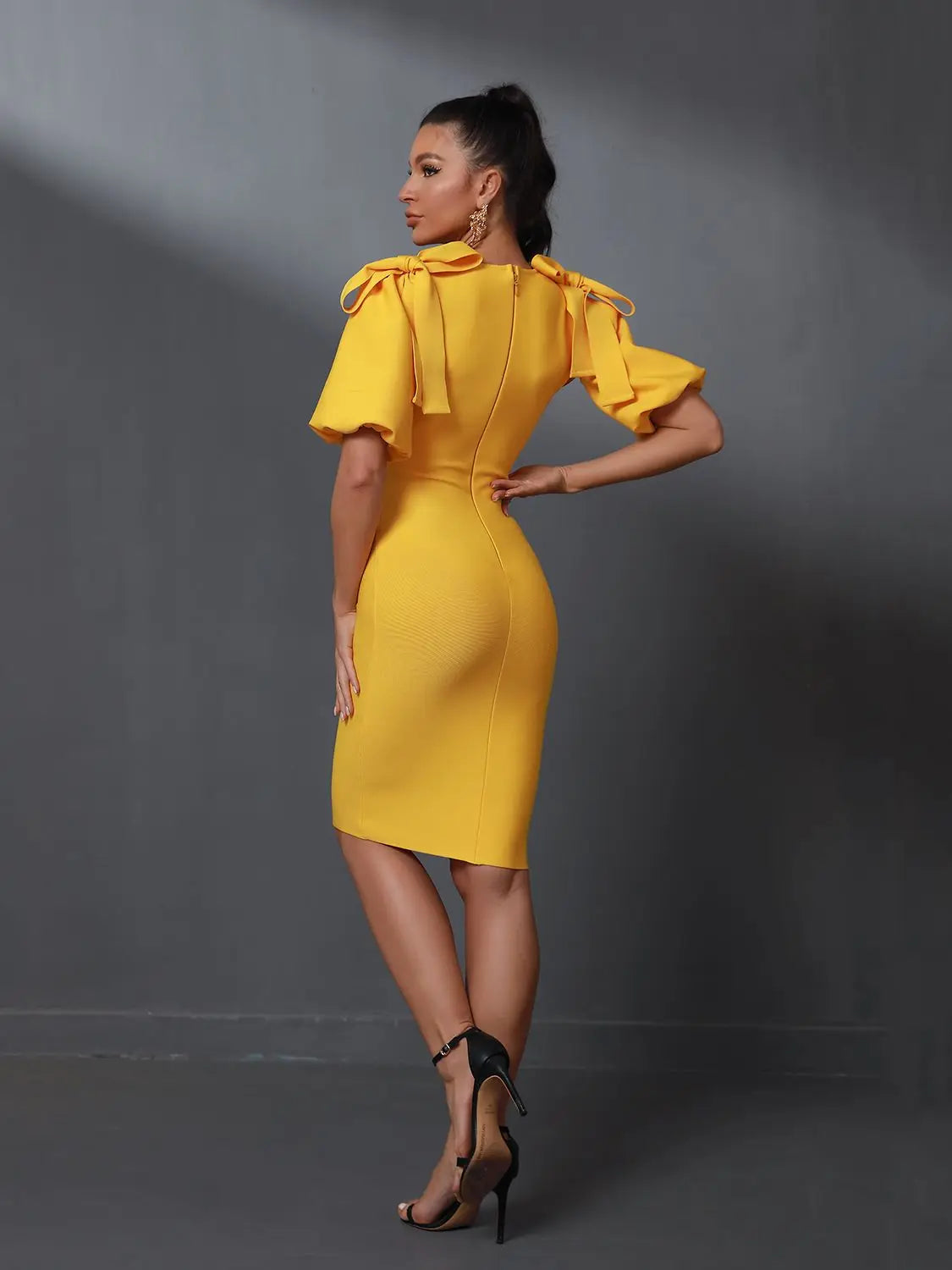 Abito di bendaggio giallo donne abiti da festa sexy bodycon goldone drappeggiato profondo v collo di compleanno club outfit estate 2023