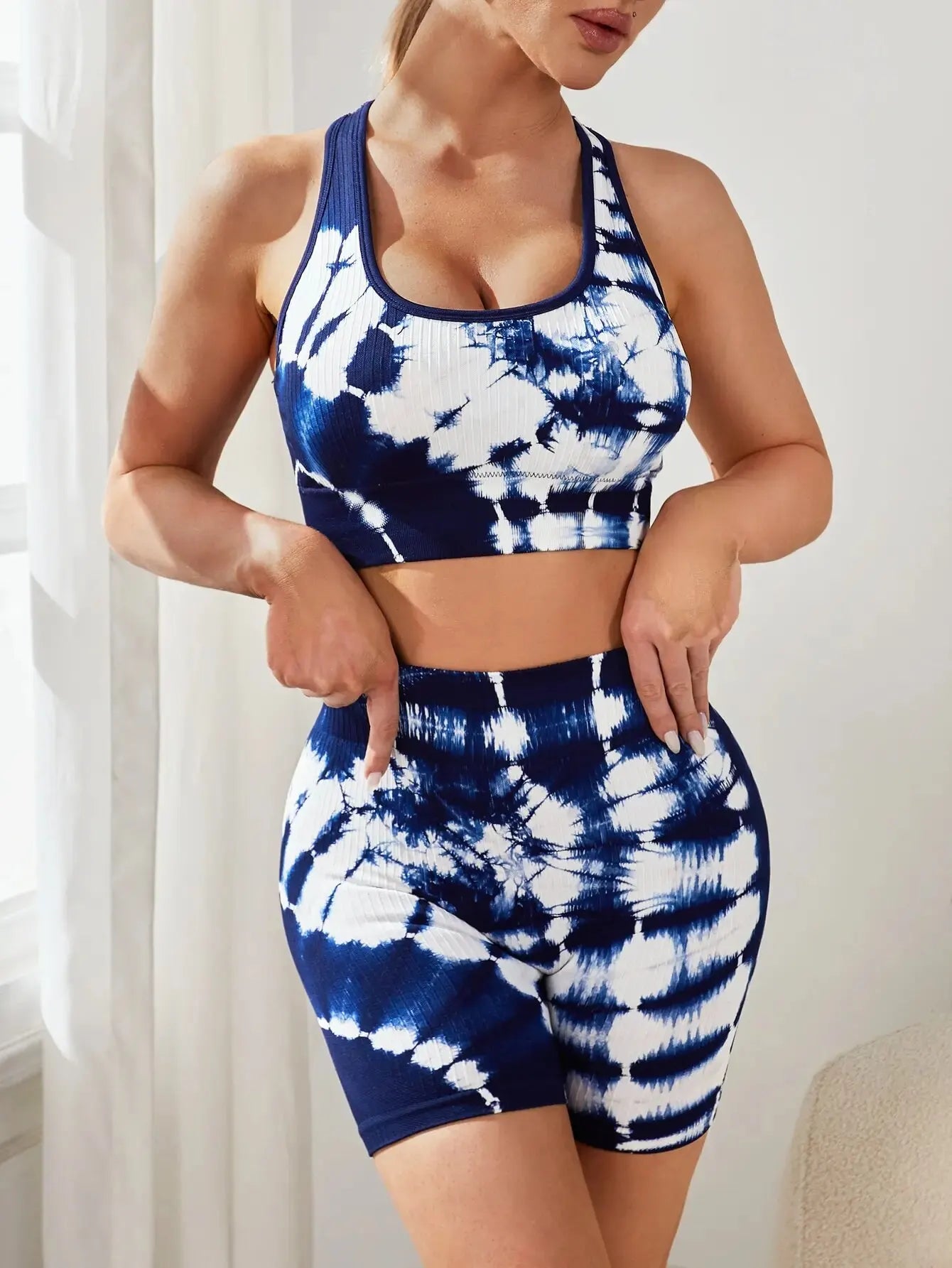 Yoga Trendy Tie Dye Cut Out Back Sports Set Set Scrunch Butt Butt Booty Shorts Soue sans couture