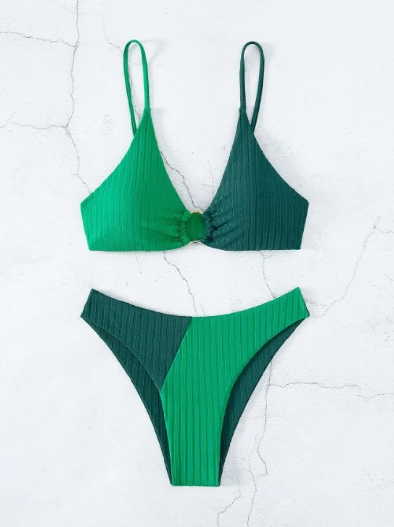 2024 Bikini sexy Bikini da bagno femminile spingendo su una costume da bagno ad alto contenuto di costumi da bagno ad alto taglio spingendo su una spiaggia set di bikini bikini biquini