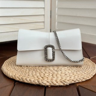 White leather shoulder bag with silver-tone chain strap and interwoven buckle – a modern luxury accessory for any occasio